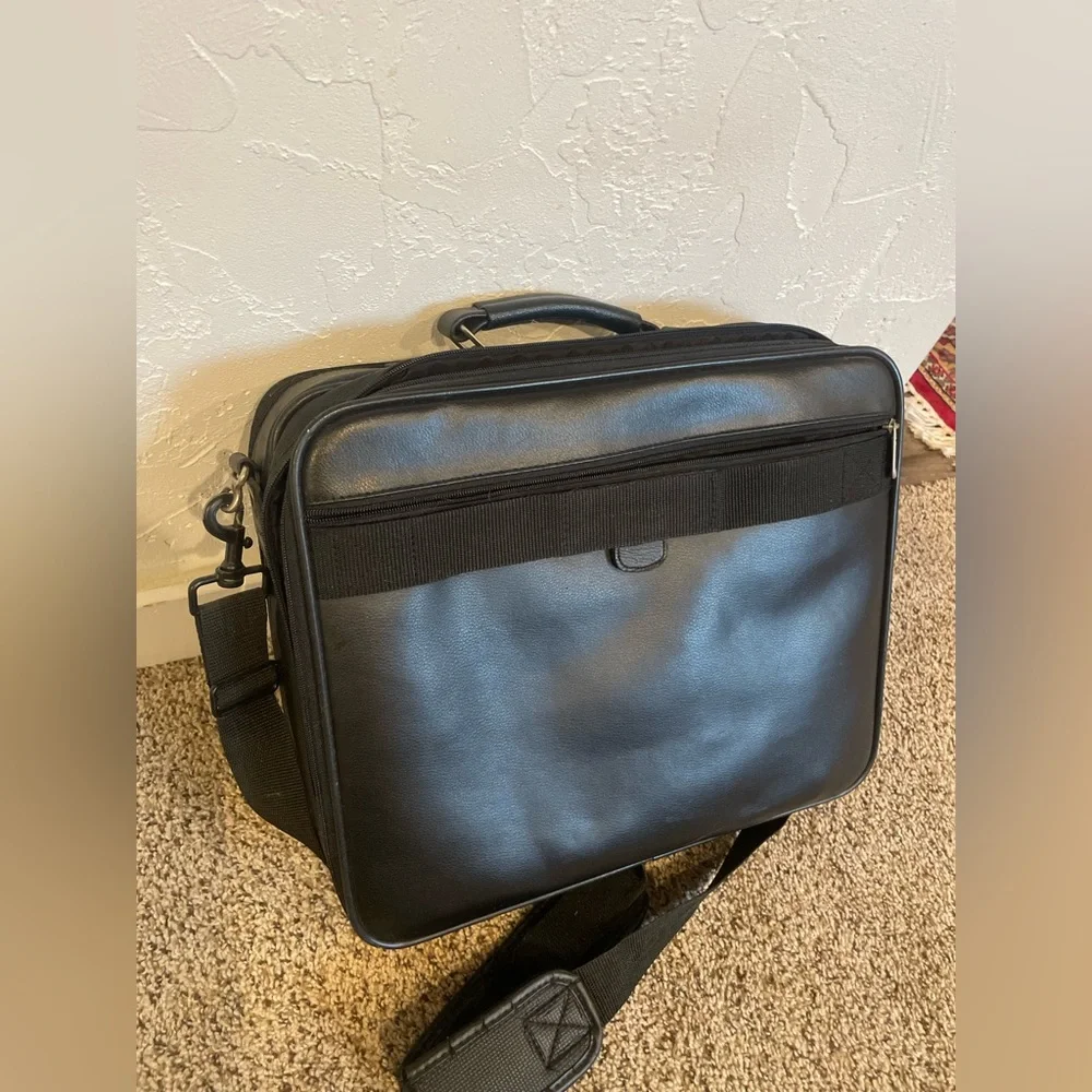 Targus Black messenger/ laptop bag